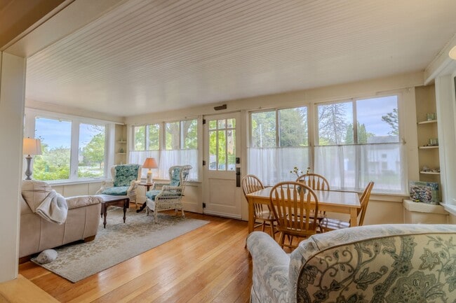 Building Photo - Fully-Furnished Retreat in the Heart of Su...