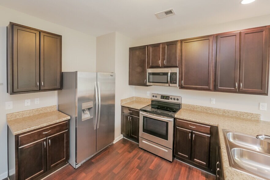 Building Photo - 255 Magnaview Dr