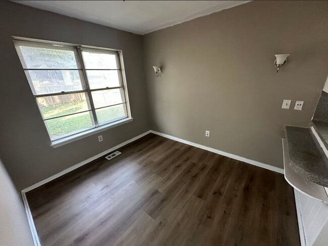 Building Photo - 4 Bed 2 Bath Available!