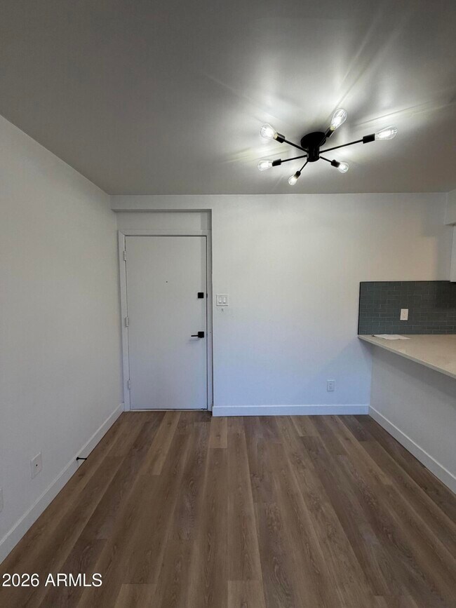 Building Photo - 302 E Monte Vista Rd