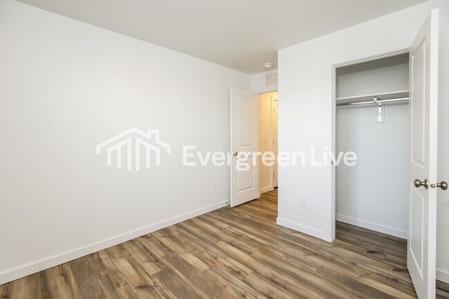 Building Photo - 335 Lightning Ave