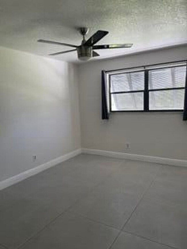 Building Photo - 1660 W Golfview Dr