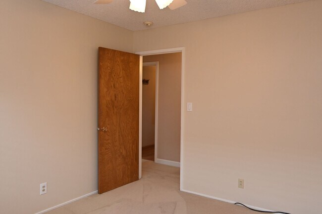 Building Photo - Prime Willow Glen, Just In Time for the Ho...