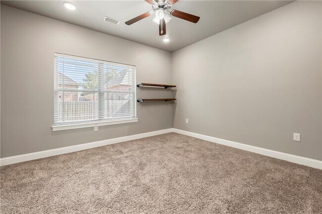 Building Photo - 4402 SW Alfalfa Ave