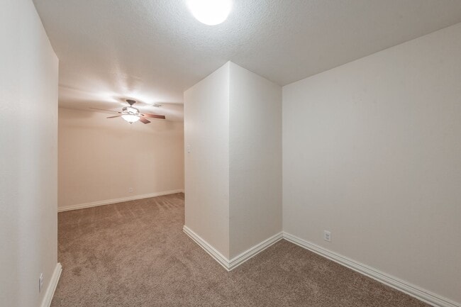 Building Photo - Spacious 5 Bedroom Home with Walk-Out Base...