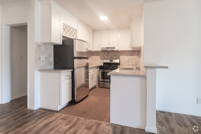 1BR,1BA - 800SF - Kitchen - Palmera Luxury Apartments