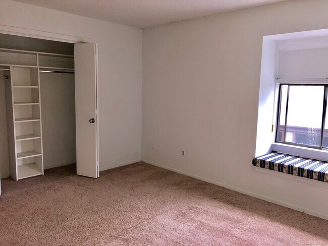 Building Photo - 61 Heritage Vlg