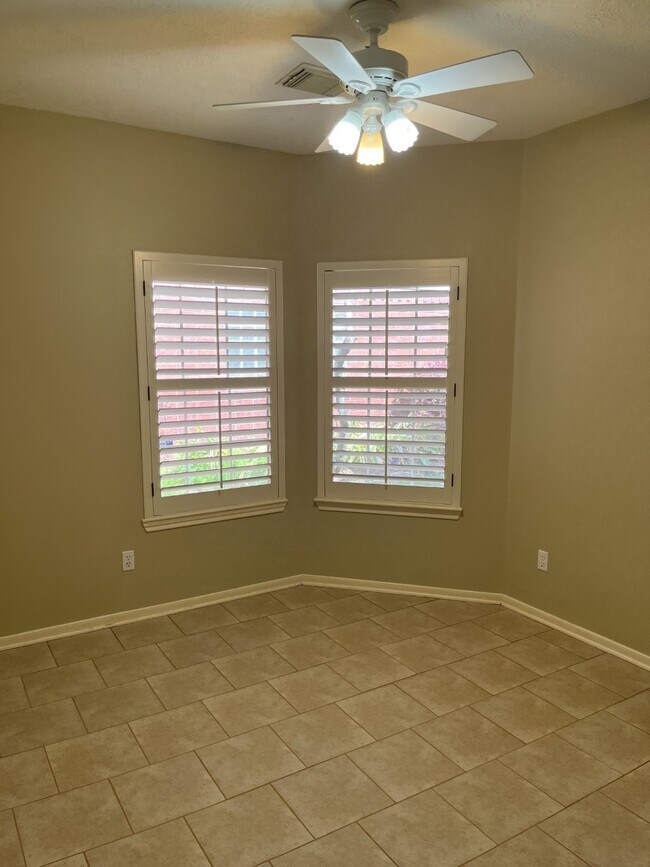 Building Photo - 46 Grants Lake Cir