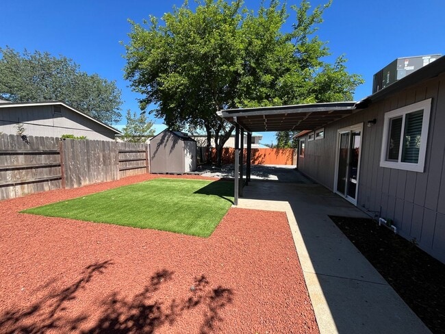 Building Photo - Remodeled cozy home in North Redding!