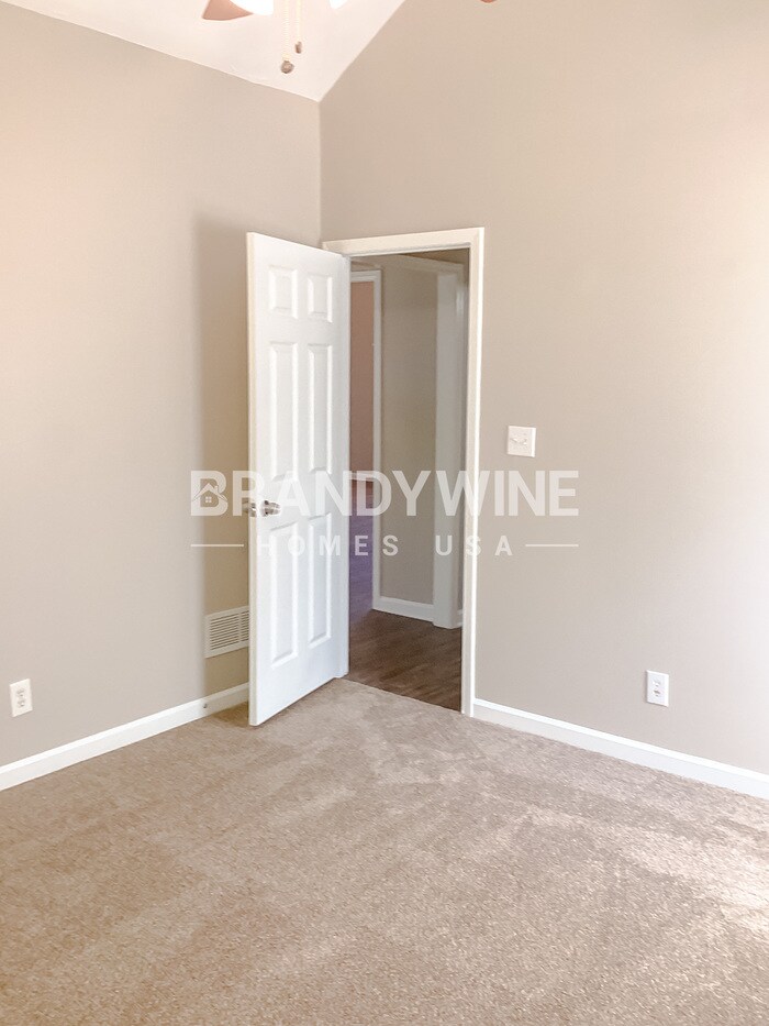 Building Photo - 657 McKenzie Cir