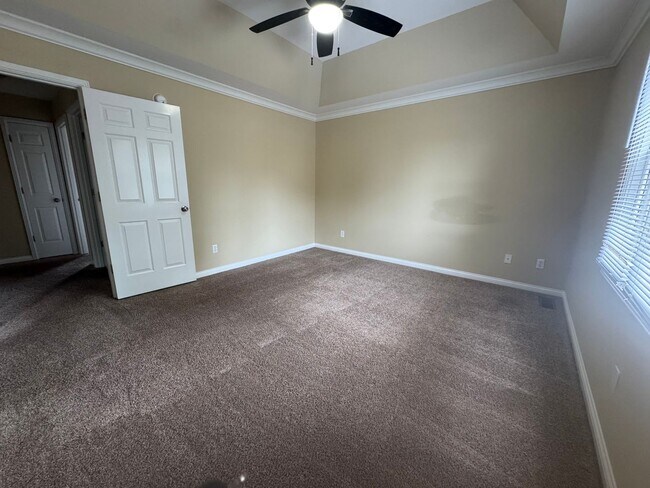 Building Photo - Spacious three bedroom, two and a half bat...