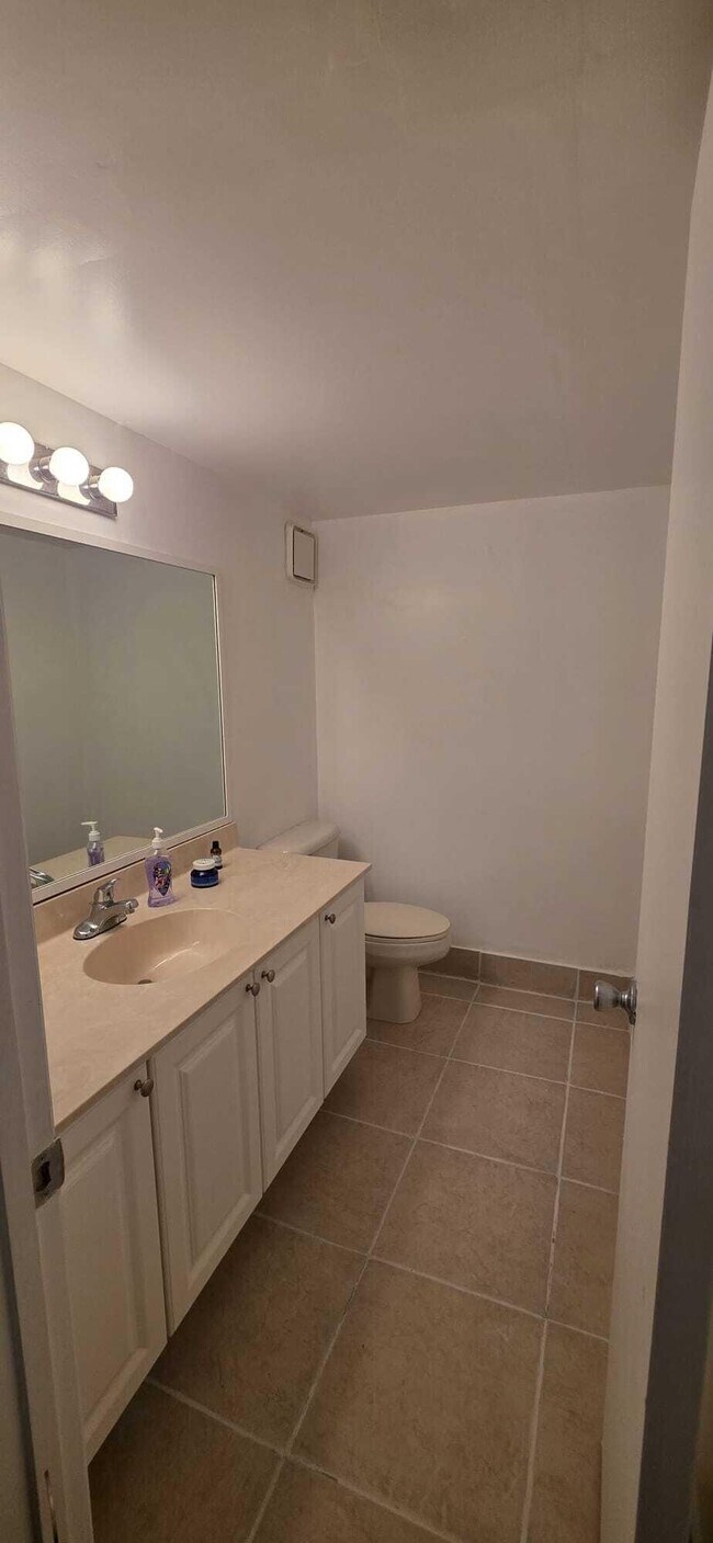 Building Photo - 711 N Pine Island Rd