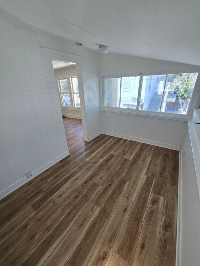 Building Photo - MOVE IN SPECIAL !! SPACIOUS 1/1 CONVENIENTLY LOCATED CLOSE TO DOWNTOWN ST. PETERSBURG