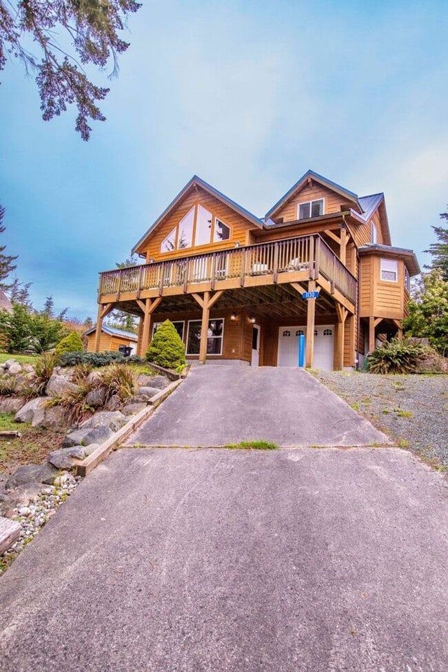 Building Photo - Lovely Storybook Home with a Lake View!