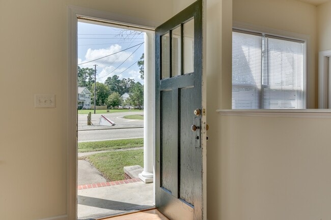Building Photo - 955 Poquoson Ave