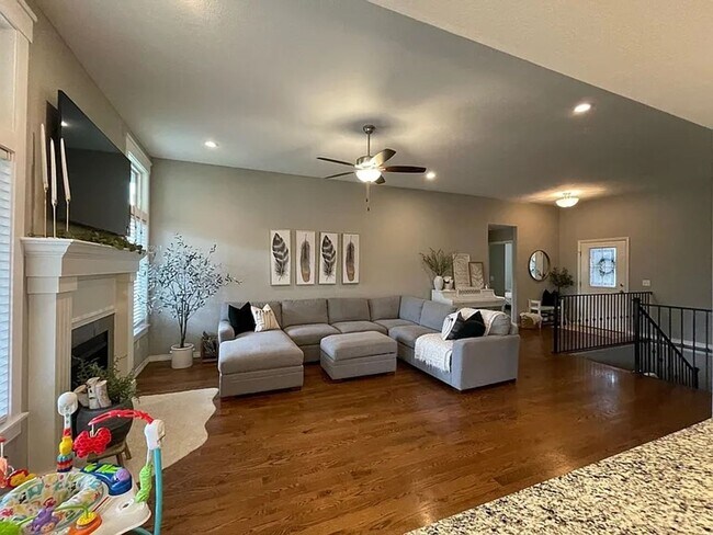 Building Photo - SPACIOUS OZARK HOME AVAILABLE AT A GREAT P...
