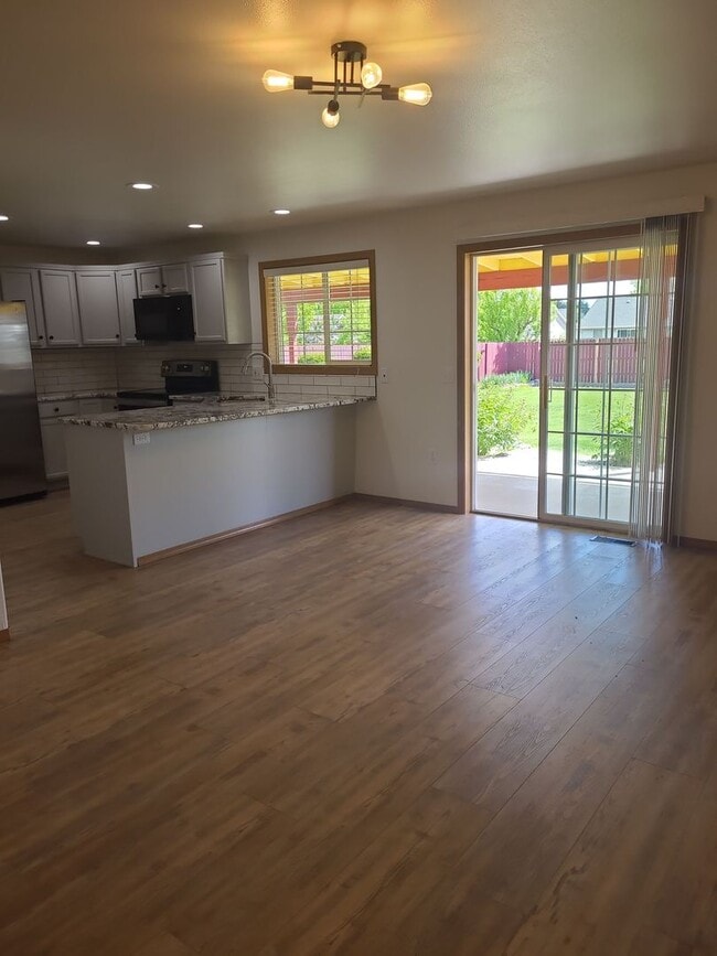 Building Photo - August Rent FREE - 4 Bedroom / Triple Car Garage