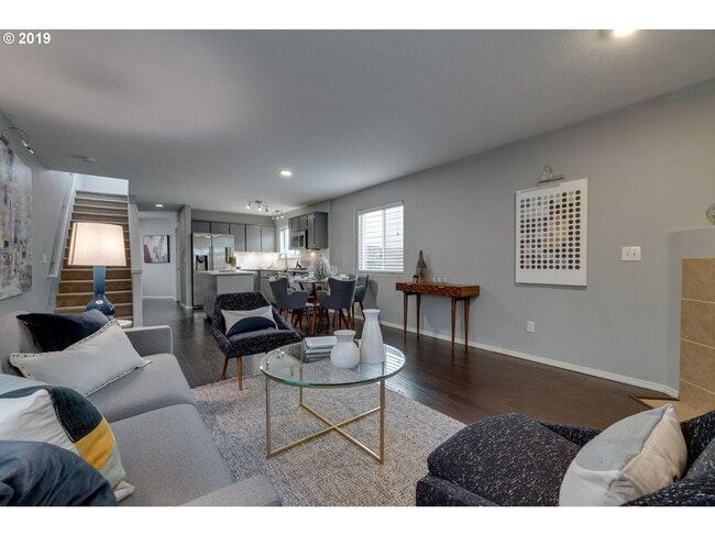 Building Photo - Modern & Move In Ready