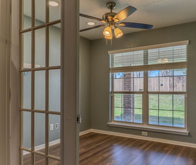 Building Photo - "Charming and Spacious 1,575 Sq Ft Home with 3-Bedroom Retreat with 2 Full Baths!"