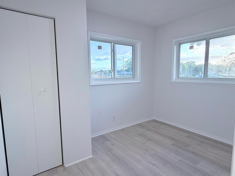 Building Photo - 231 NE 16th Ave