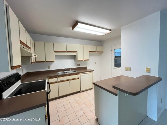 Building Photo - 2116 Manor Dr NE