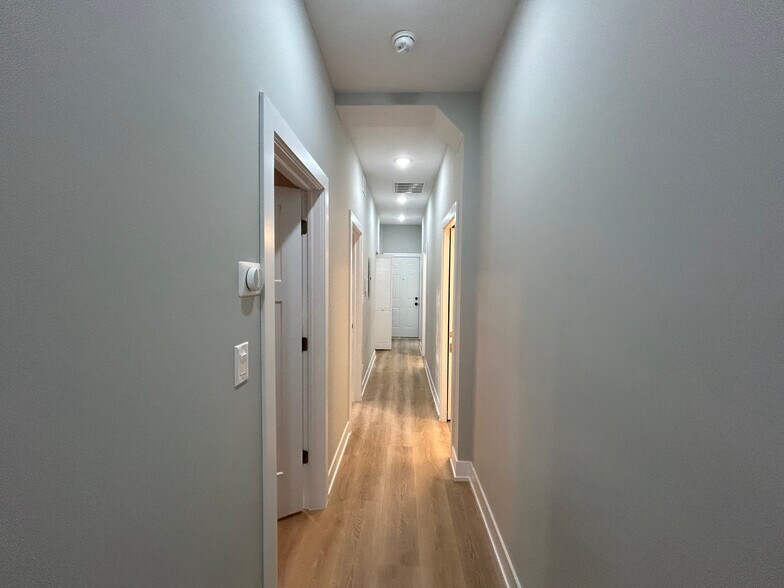 Building Photo - 423 W Belden Ave