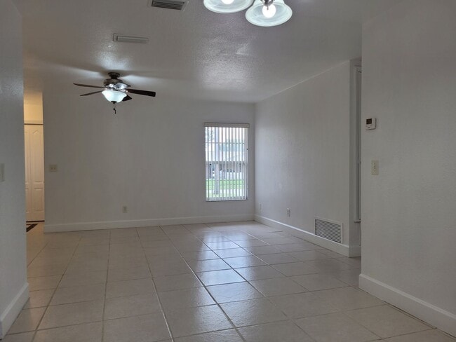 Building Photo - 10 Winding Ridge Rd