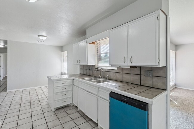 Building Photo - 3 bed, 2.5  bath house in Warr Acres