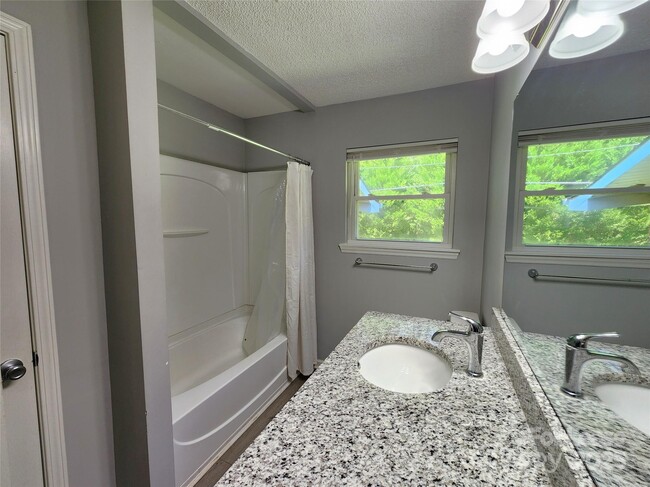 Building Photo - 4633 Club View Dr