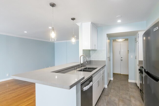 Building Photo - Remodeled 2 BEDROOM/2 BATH in the Heart of...