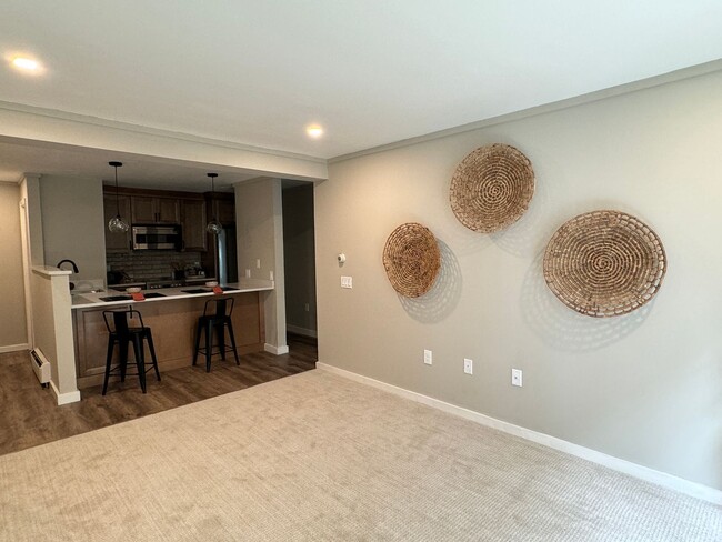 Building Photo - Beautiful One Bedroom Condo - HEAT INCLUDED!!