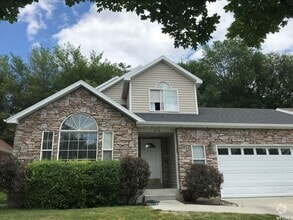 Building Photo - Nice home in great location