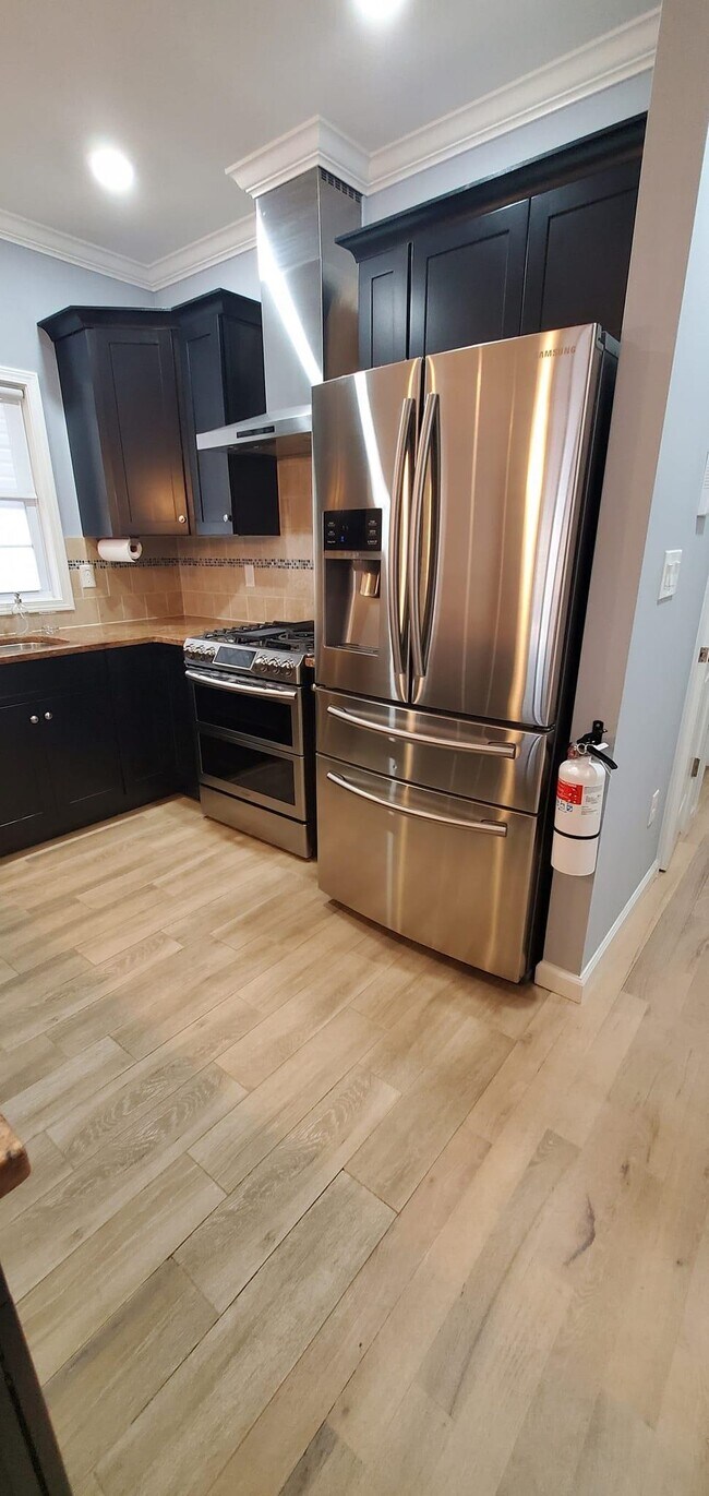 Building Photo - 220 WILLIAM St