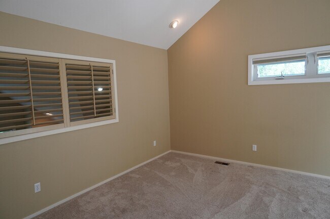 Building Photo - 1394 E Holly St