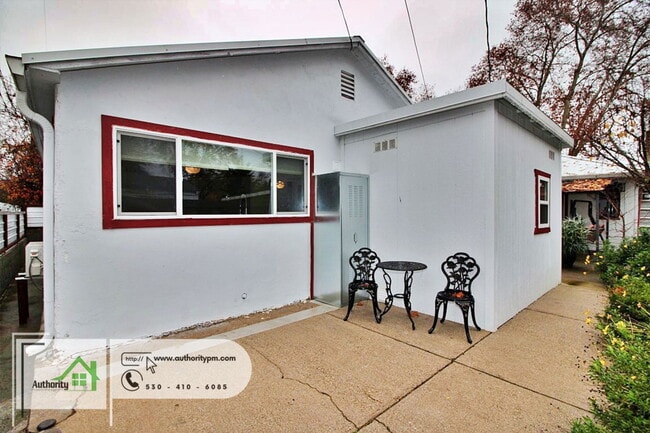 Building Photo - 864 Loma St