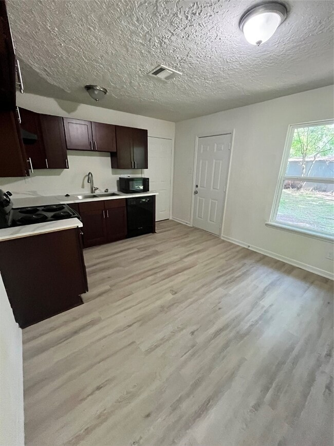 Building Photo - 5915 Beldart St