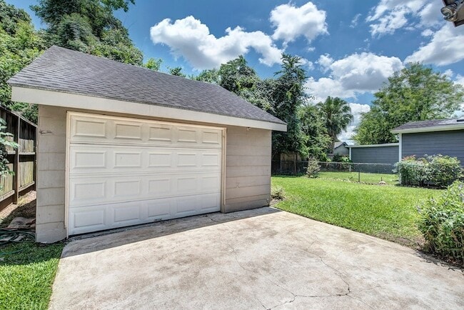 Building Photo - 2030 Gostick St