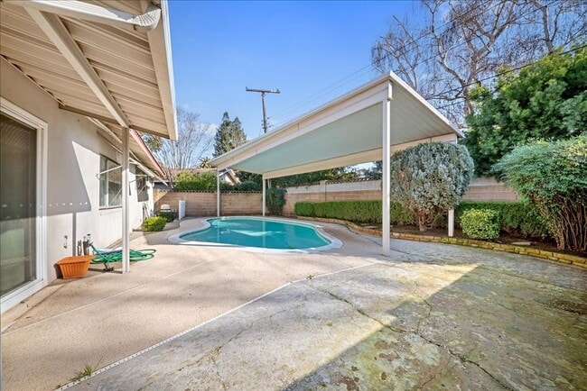 Building Photo - 2549 Notre Dame Dr