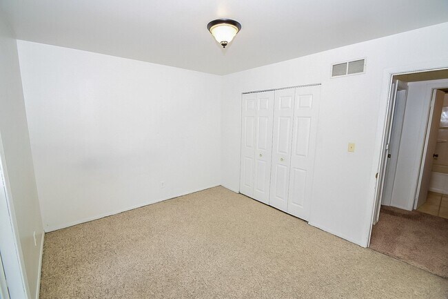 Building Photo - 2225 Yorktowne Dr