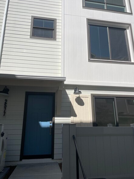 Building Photo - 2577 Delphinium Ln