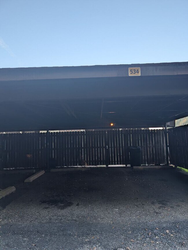 Building Photo - Townhouse 3/2.5 Fenced