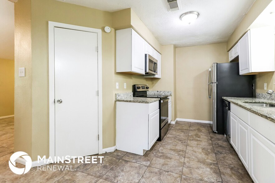 Building Photo - 2227 Lexington Woods Dr