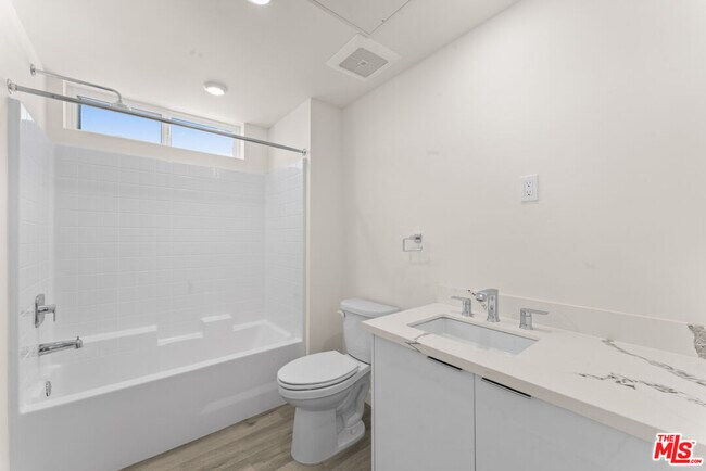Building Photo - 3105 Bellevue Ave