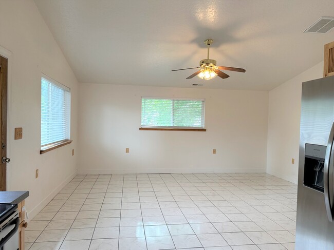 Building Photo - 800 S 3rd W St