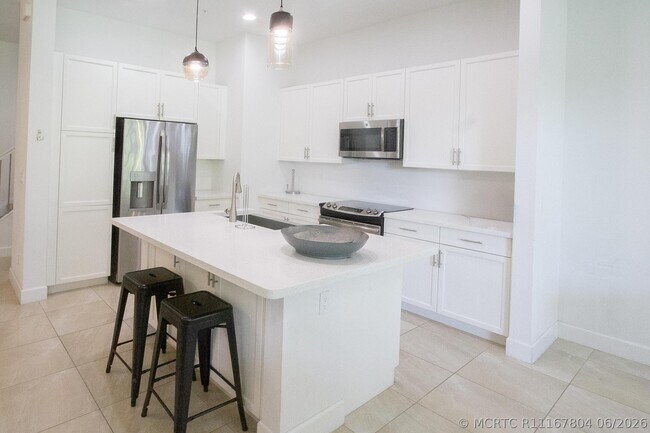 Building Photo - 23045 Clear Echo Dr