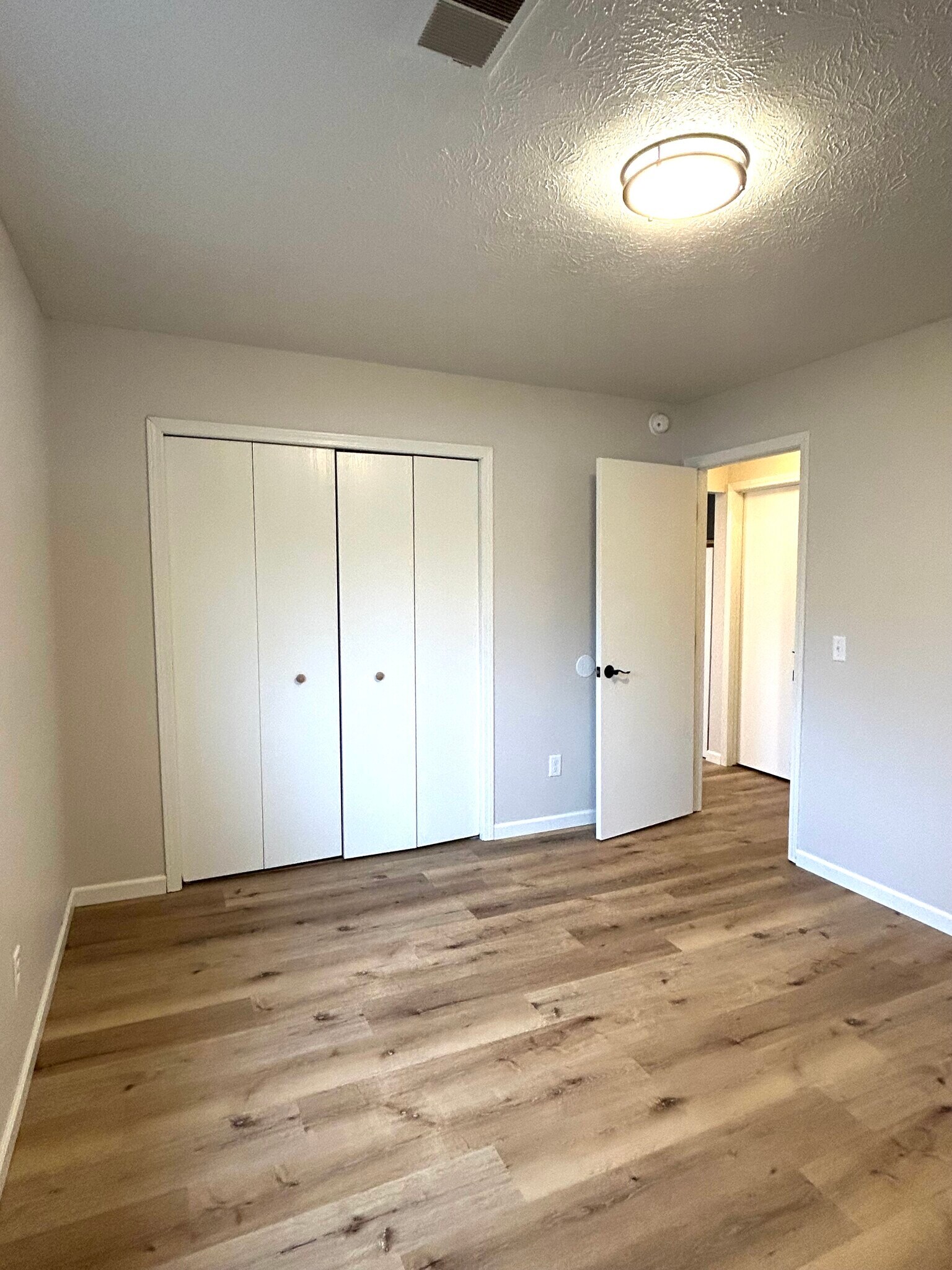 Primary bedroom - 1406 W Division St