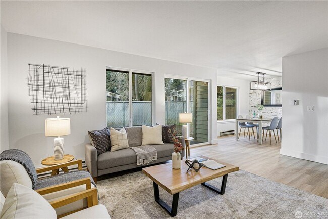 Building Photo - Spacious 2-Bedroom Ground Floor Condo with Private Yard in Kirkland