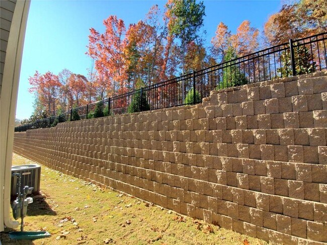 Building Photo - 1716 Lansing Bluff Walk