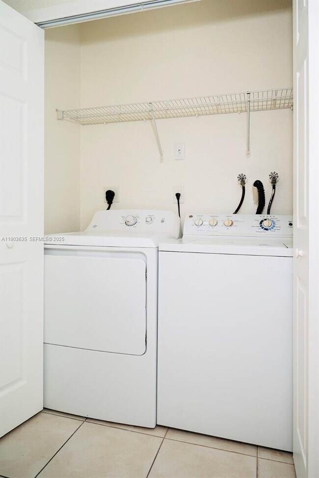 Building Photo - 2831 SE 15th Rd