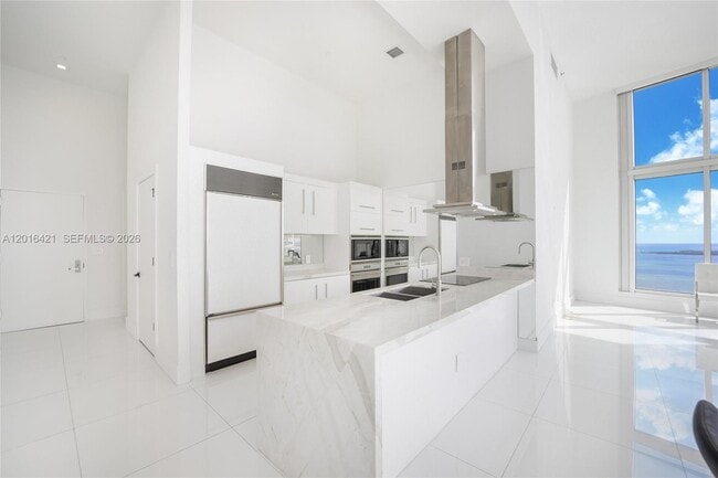 Building Photo - 495 Brickell Ave